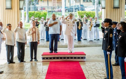 <p>Executive Secretary Salvador Medialdea and US PACOM chief Admiral Harry Harris. <em>(Photo courtesy: US PACOM Facebook page)</em></p>
